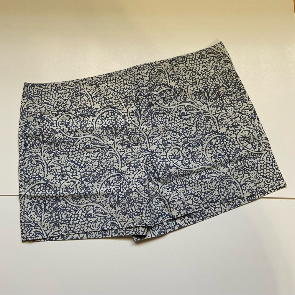 ✨NWOT✨Ann Taylor Chic Blue Patterned Shorts Size 10